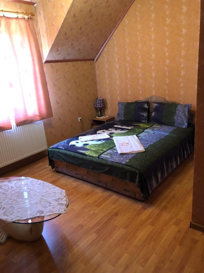 Holiday Panzió Tiszakeresztúr Kültér fotó